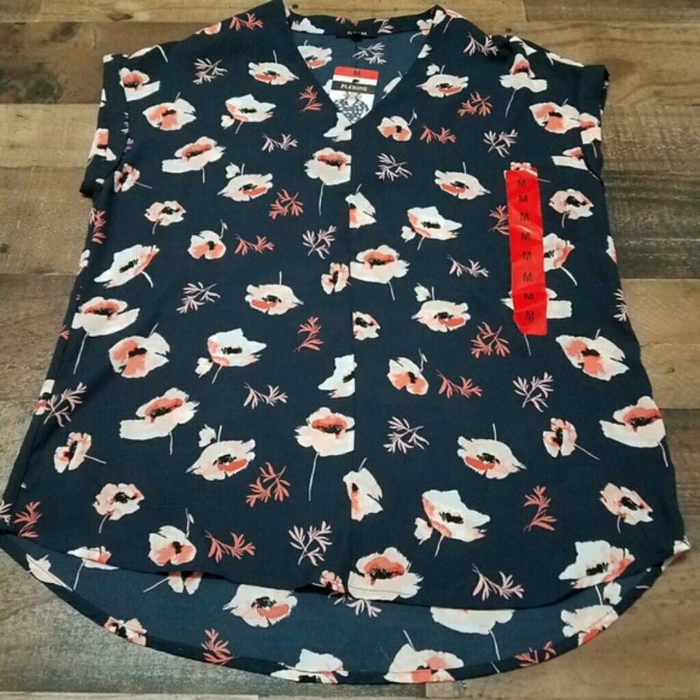 New w/o tags, size M Pleione poppy print blouse.